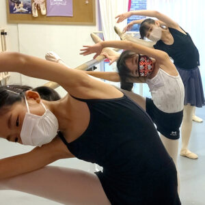 新座のバレエ教室でストレッチをする小学生 