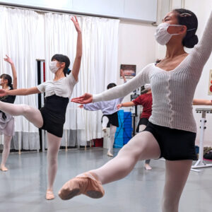 新座のバレエ教室でバレエをする小学生