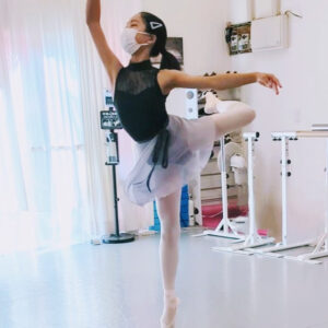 新座のバレエ教室でトゥシューズで踊る小学生